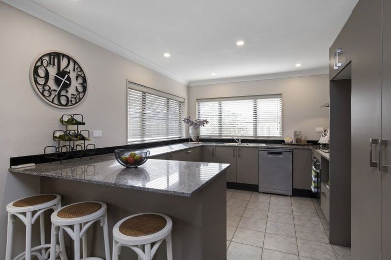 Photo of property in 27 Greig Place, Pukekohe, 2120