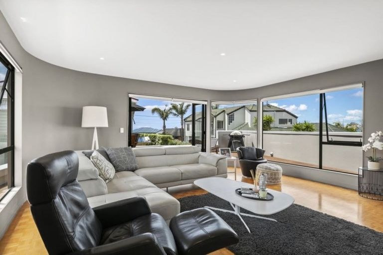 Photo of property in 1/52 Gulf View Road, Murrays Bay, Auckland, 0630
