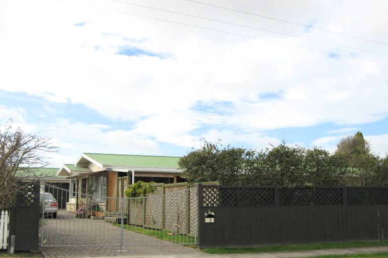 Photo of property in 2 Lipscombe Crescent, Havelock North, 4130