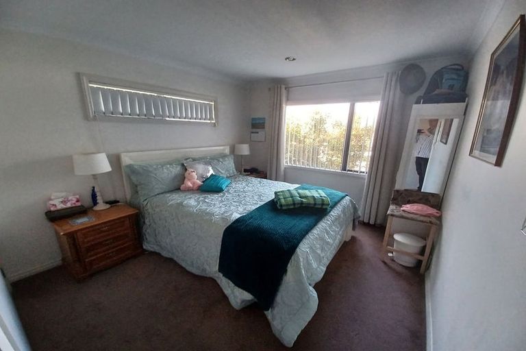 Photo of property in 16 Borneo Drive, Fairview Heights, Auckland, 0632