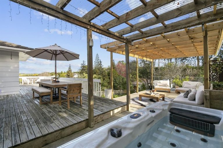 Photo of property in 19 Laurina Road, Sunnynook, Auckland, 0620