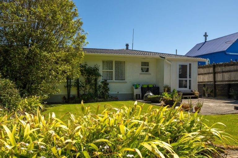 Photo of property in 128 Waikawa Road, Picton, 7220
