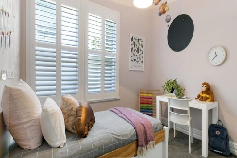 Photo of property in 25 Roslyn Terrace, Stanley Point, Auckland, 0624