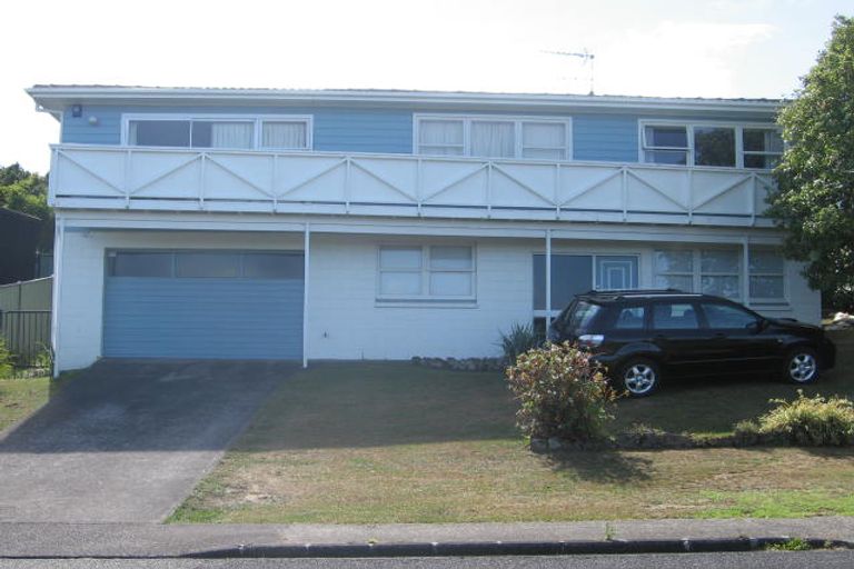 Photo of property in 18 Woodcote Drive, Glenfield, Auckland, 0629
