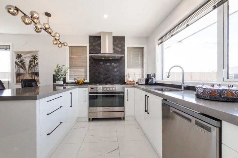 Photo of property in 47 Atlantic Drive, Fitzherbert, Palmerston North, 4410