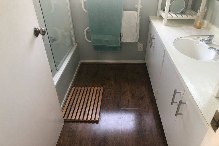 Photo of property in 2/25 Taioma Crescent, Te Atatu Peninsula, Auckland, 0610