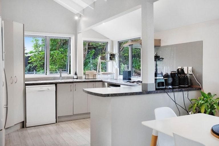 Photo of property in 2/11 Limmer Place, Browns Bay, Auckland, 0632