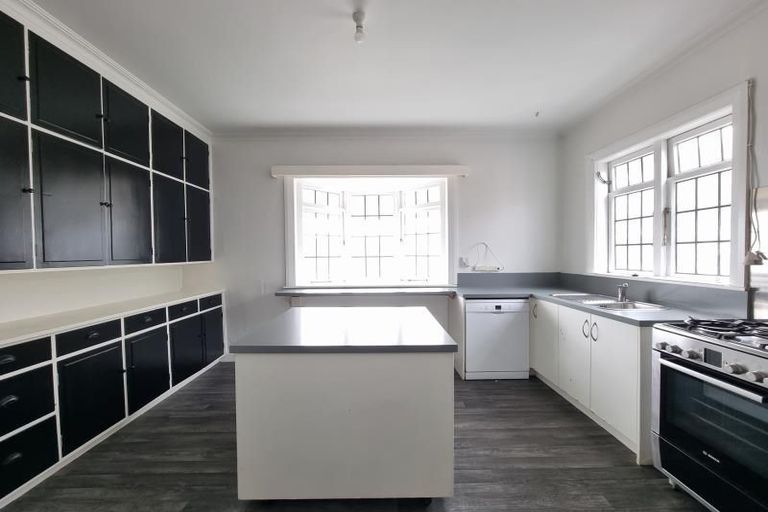 Photo of property in 212 Queens Drive, Lyall Bay, Wellington, 6022