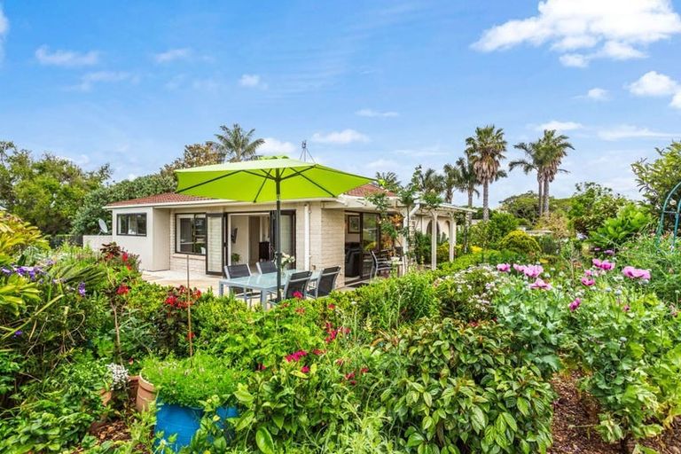 Photo of property in 2 Edgewater Grove, Orewa, 0931