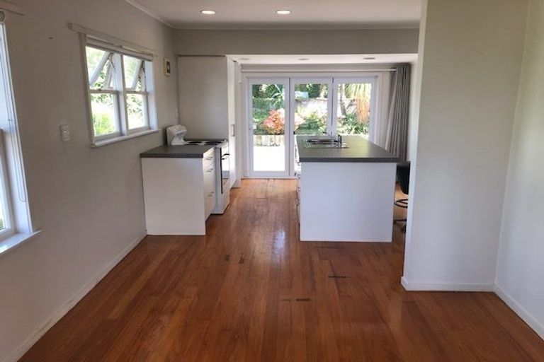 Photo of property in 1/37 Parr Terrace, Castor Bay, Auckland, 0620