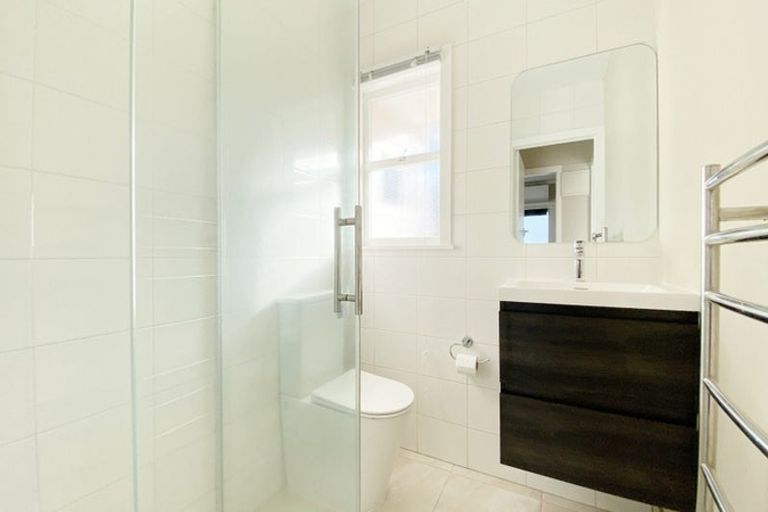 Photo of property in 2/60 Church Street, Northcote Point, Auckland, 0627