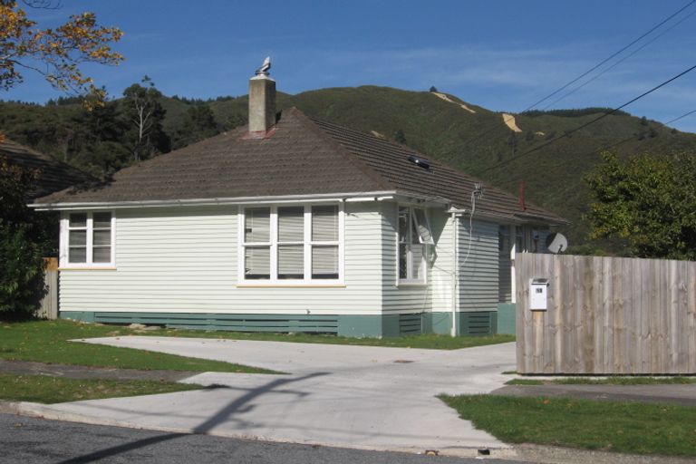 Photo of property in 18 Prebble Grove, Naenae, Lower Hutt, 5011