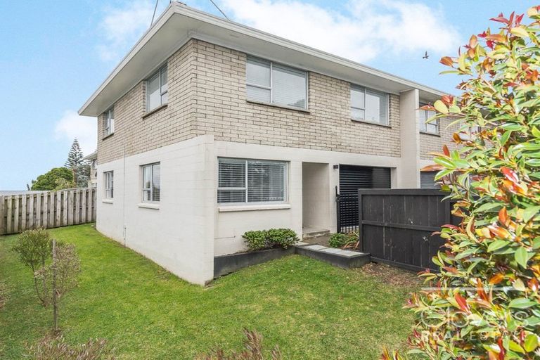 Photo of property in 1/81 West Coast Road, Glen Eden, Auckland, 0602