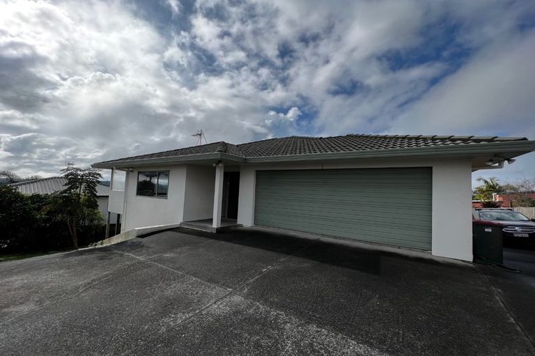 Photo of property in 11 Mannikin Place, Unsworth Heights, Auckland, 0632