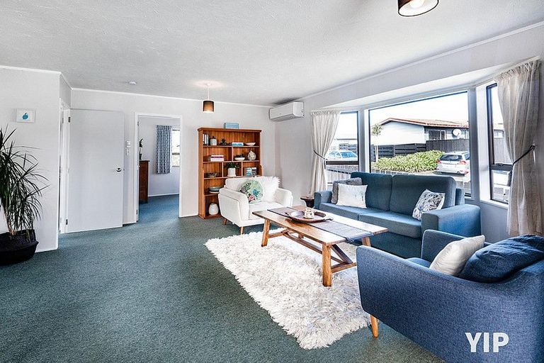 Photo of property in 37 Sunhaven Drive, Newlands, Wellington, 6037