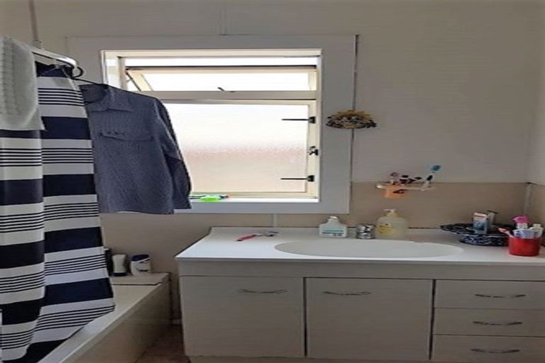 Photo of property in 15 Grande Vue Road, Papatoetoe, Auckland, 2025