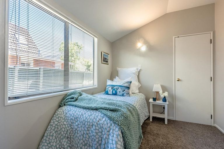 Photo of property in 2/25 Knights Road, Rothesay Bay, Auckland, 0630