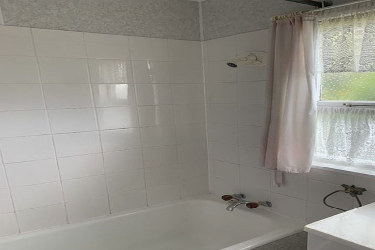 Photo of property in 24 Vanguard Road, Kelston, Auckland, 0602