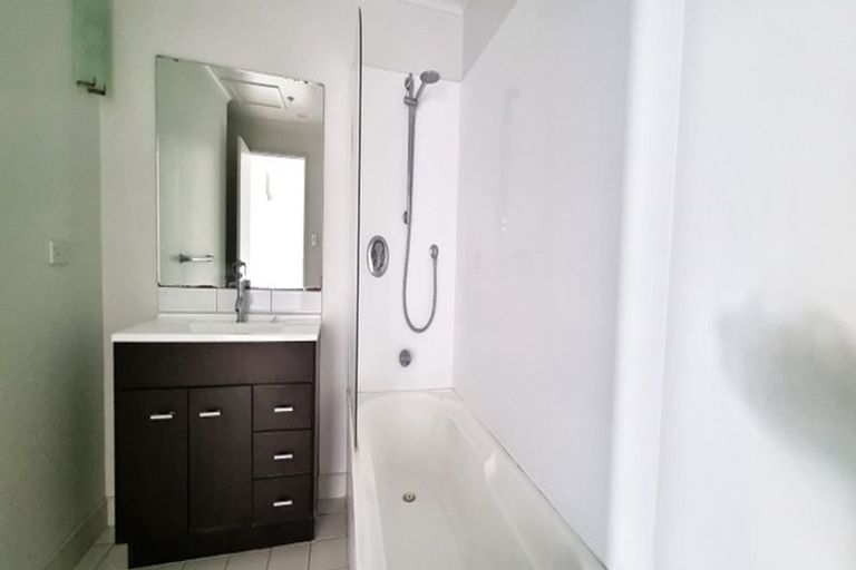 Photo of property in 2m/20 Charlotte Street, Eden Terrace, Auckland, 1021