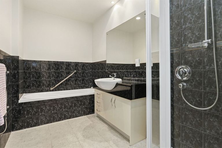 Photo of property in 1a/171 Hurstmere Road, Takapuna, Auckland, 0622