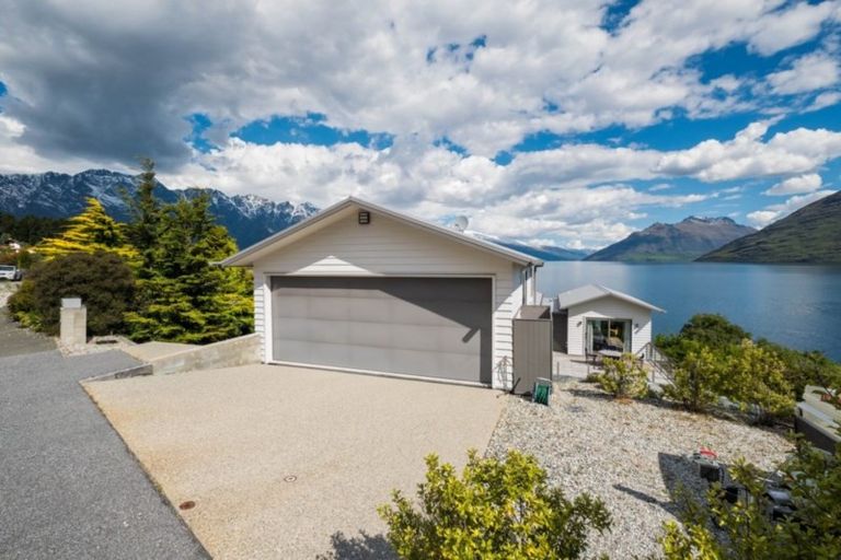 Photo of property in 62 Cedar Drive, Kelvin Heights, Queenstown, 9300