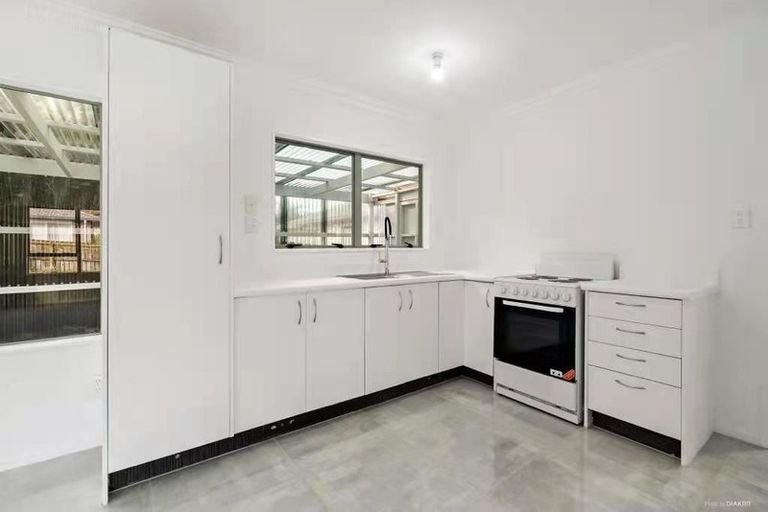 Photo of property in 11 Lori Place, Massey, Auckland, 0614