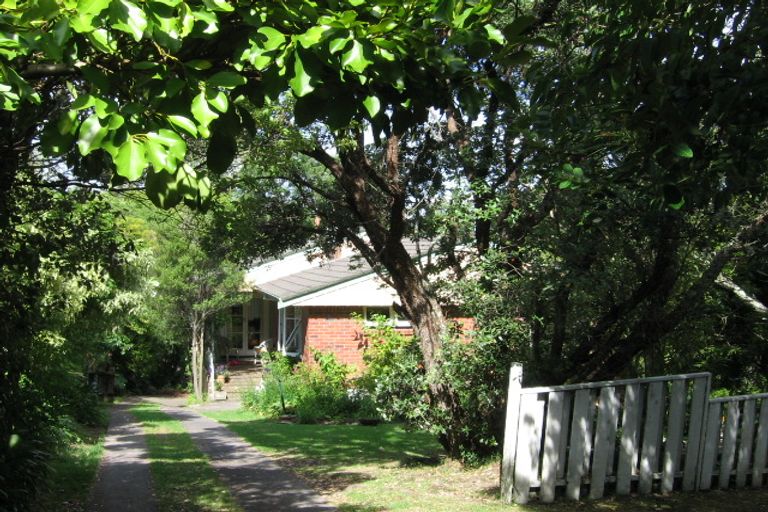 Photo of property in 16a William Bond Street, Stanley Point, Auckland, 0624