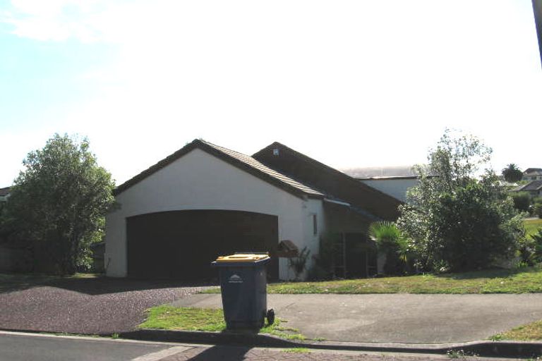 Photo of property in 18 Tyrico Close, Unsworth Heights, Auckland, 0632