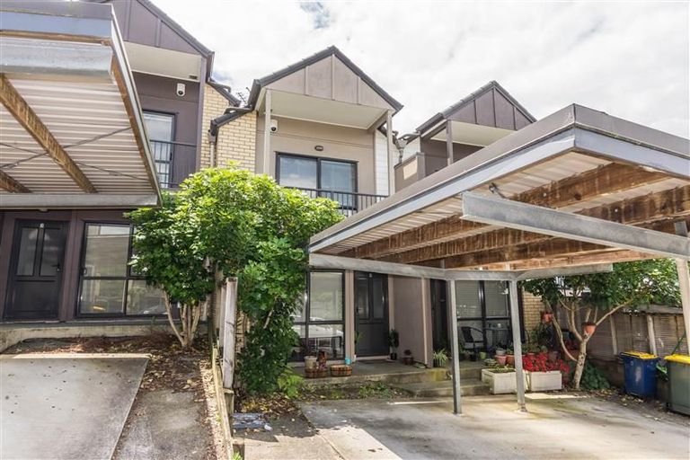 Photo of property in 4/94 Glengarry Road, Glen Eden, Auckland, 0602