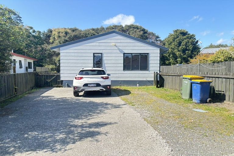 Photo of property in 77 Meadowvale Rise, Titirangi, Auckland, 0604
