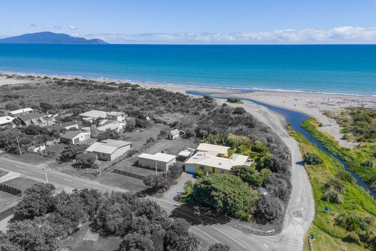 Photo of property in 1 Rodney Avenue, Te Horo Beach, Otaki, 5581