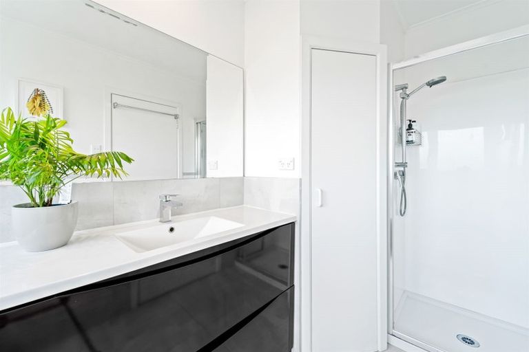 Photo of property in 70 Blakeborough Drive, Forrest Hill, Auckland, 0620