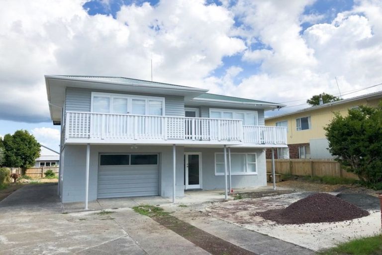 Photo of property in 72 Waimumu Road, Massey, Auckland, 0614