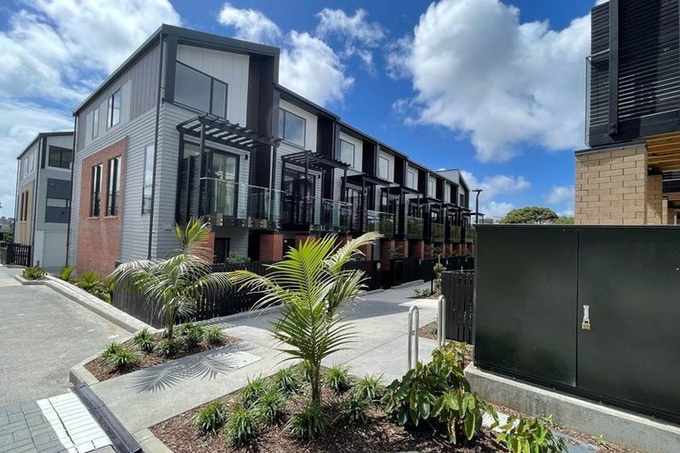 Photo of property in 16 Parkwood Avenue, Westgate, Auckland, 0614