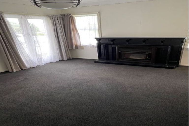 Photo of property in 135 View Road, Sunnyvale, Auckland, 0612