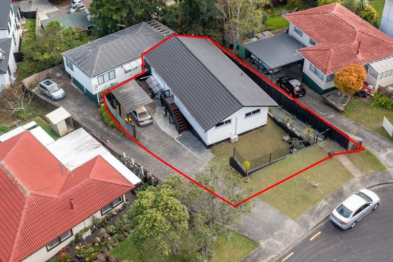 Photo of property in 1/11 Cassia Place, Sunnynook, Auckland, 0620