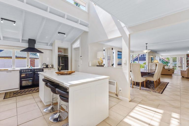 Photo of property in 31 Milford Road, Milford, Auckland, 0620