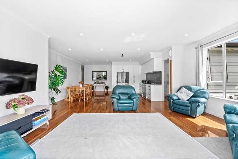 Photo of property in 1 Aporo Drive, Kumeu, 0810