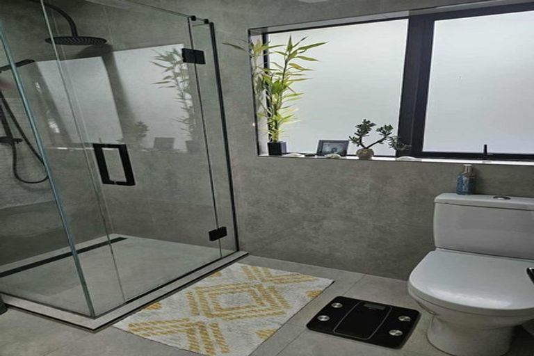 Photo of property in 2/99 Konini Road, Titirangi, Auckland, 0604