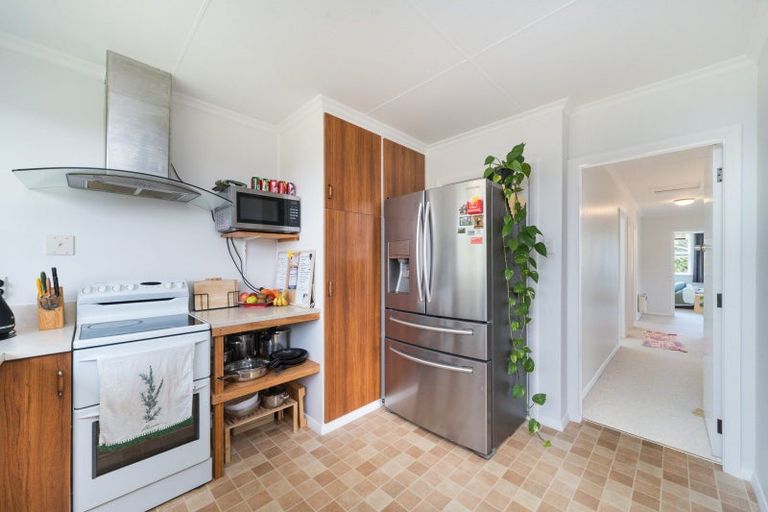 Photo of property in 76 Wikiriwhi Crescent, Awapuni, Palmerston North, 4412