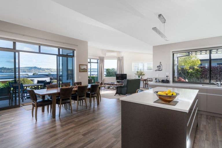 Photo of property in 27 Pukenamu Road, Rainbow Point, Taupo, 3330