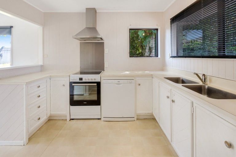 Photo of property in 1/42 Lexington Drive, Botany Downs, Auckland, 2010