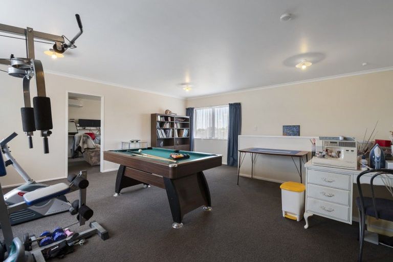 Photo of property in 8 Sunshine Place, Kelvin Grove, Palmerston North, 4414