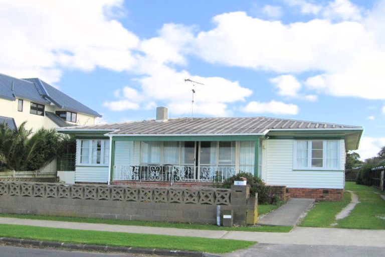 Photo of property in 13 The Esplanade, Eastern Beach, Auckland, 2012