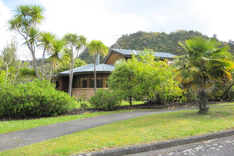 Photo of property in 1 Atarua Gardens, Waiatarua, Auckland, 0604