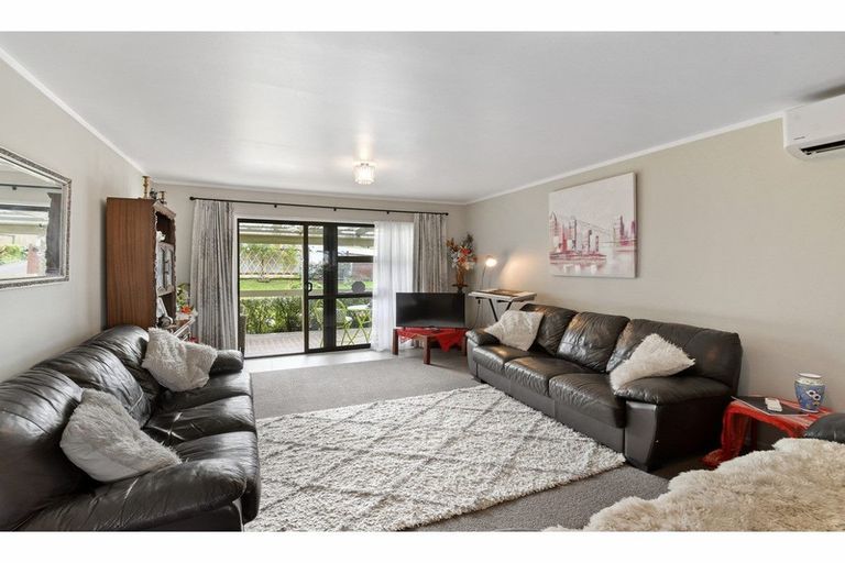 Photo of property in 2/8 Mcinnes Road, Weymouth, Auckland, 2103