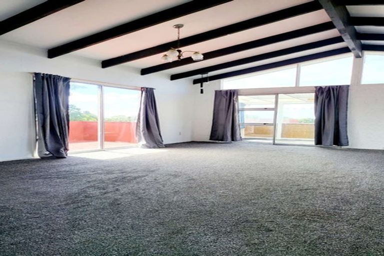 Photo of property in 779 East Coast Road, Northcross, Auckland, 0630