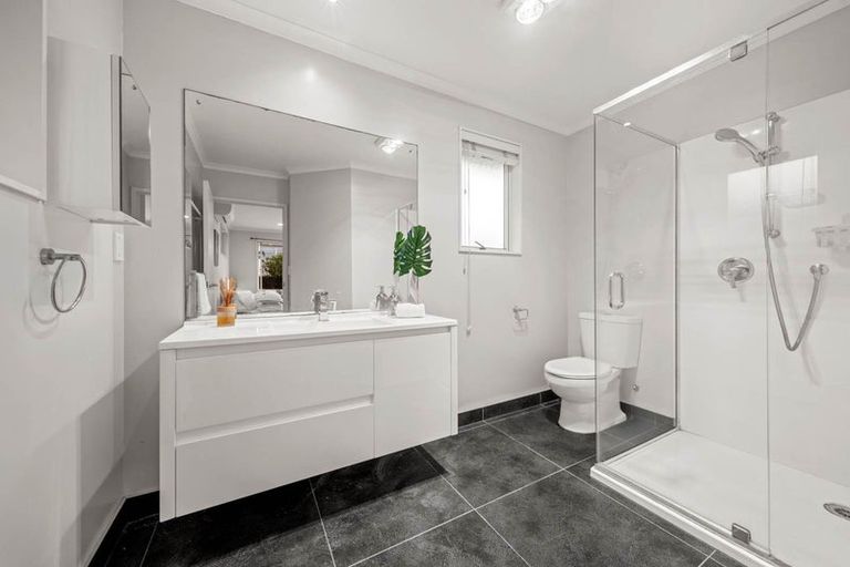 Photo of property in 18 Huntington Park Drive, Greenhithe, Auckland, 0632