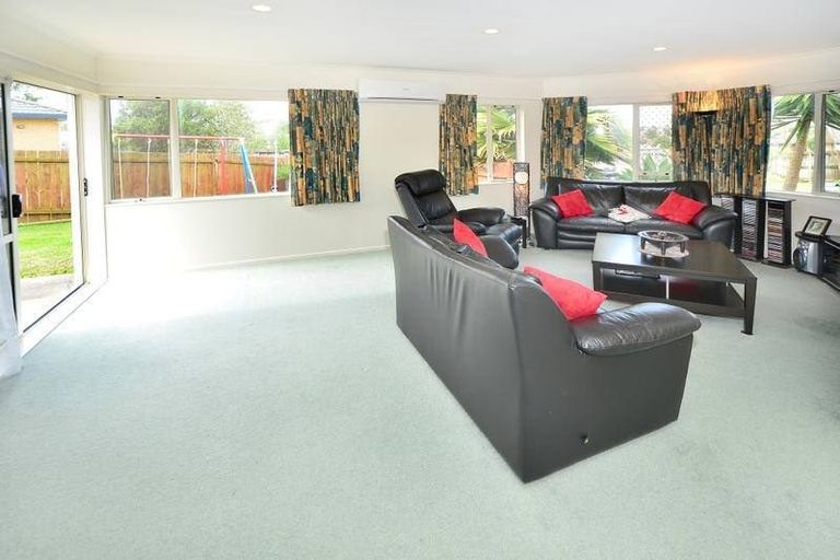 Photo of property in 92 Buscomb Avenue, Henderson, Auckland, 0610