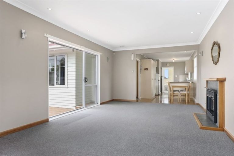 Photo of property in 10 Waione Avenue, Te Atatu Peninsula, Auckland, 0610